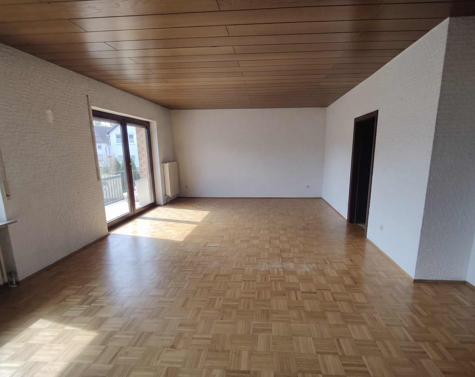 Dasselbe Wohnzimmer nach der Entrümpelung, besenrein