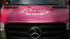Pinker Mercedes-Benz Transporter mit weißem "Beauty Truck" Logo auf der Motorhaube.