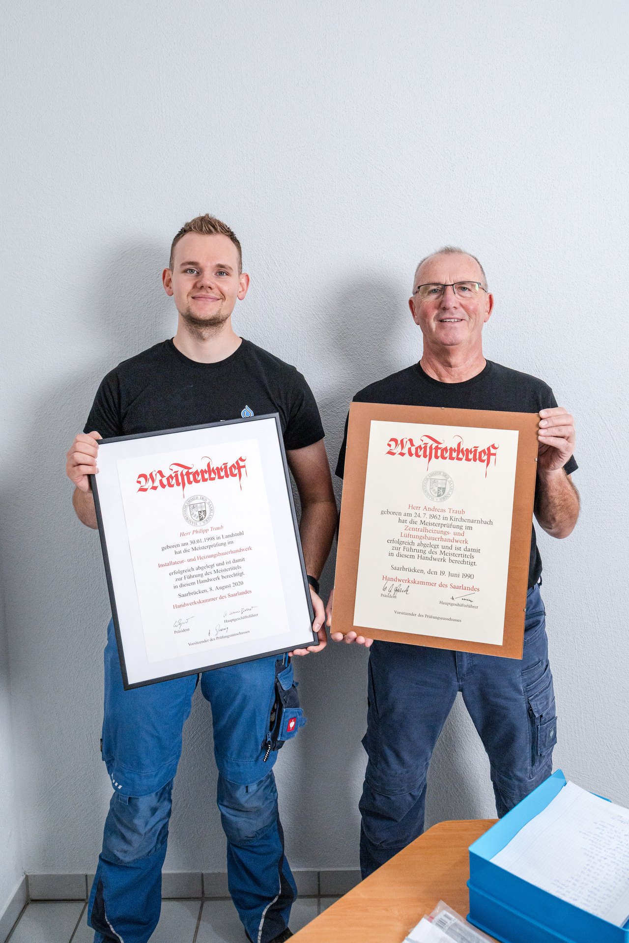 Andreas und Philipp Traub mit ihren Meisterbriefen
