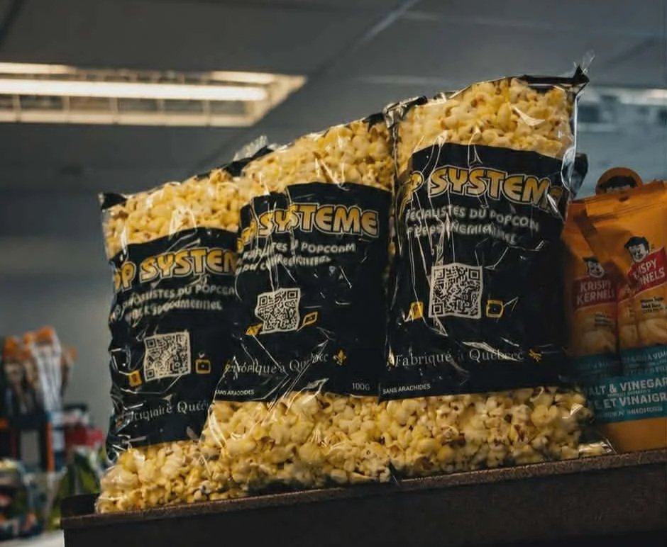 Sacs de popcorn Pop Système sur une étagère de commerce