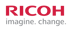 Roter "RICOH"-Text über grauem "imagine. change."-Text auf dunkelgrünem Hintergrund.