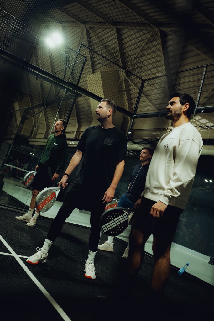 Spieler auf dem Padel-Court im Boutique Padel Club Oskar in Köln