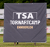 Schwarzes Banner mit weißem Text "TSA TORWARTCAMP" und gelbem Text "ENNIGERLOH" auf einem Rasenplatz.