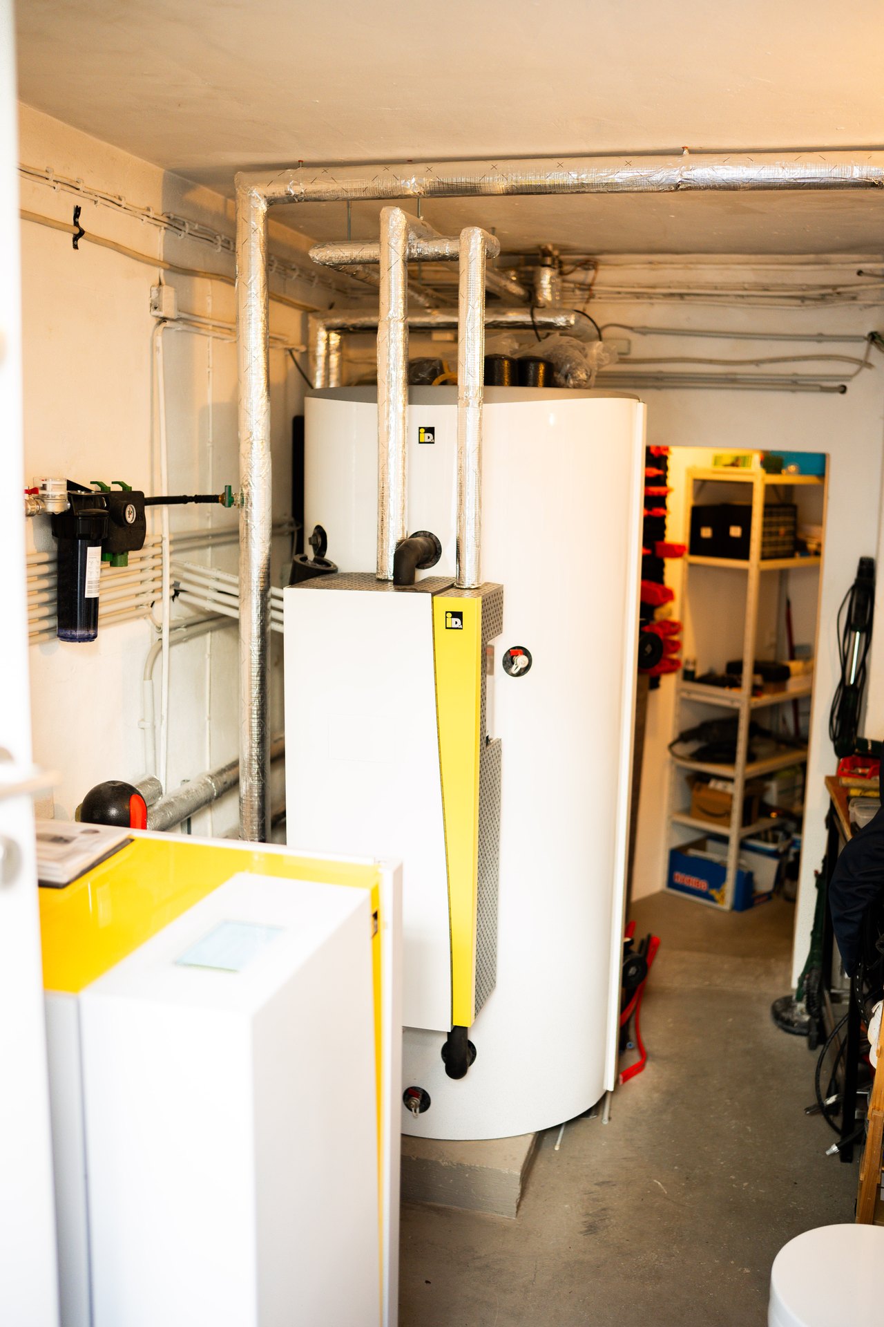 Heizungskeller mit Wärmepumpe und Speicher