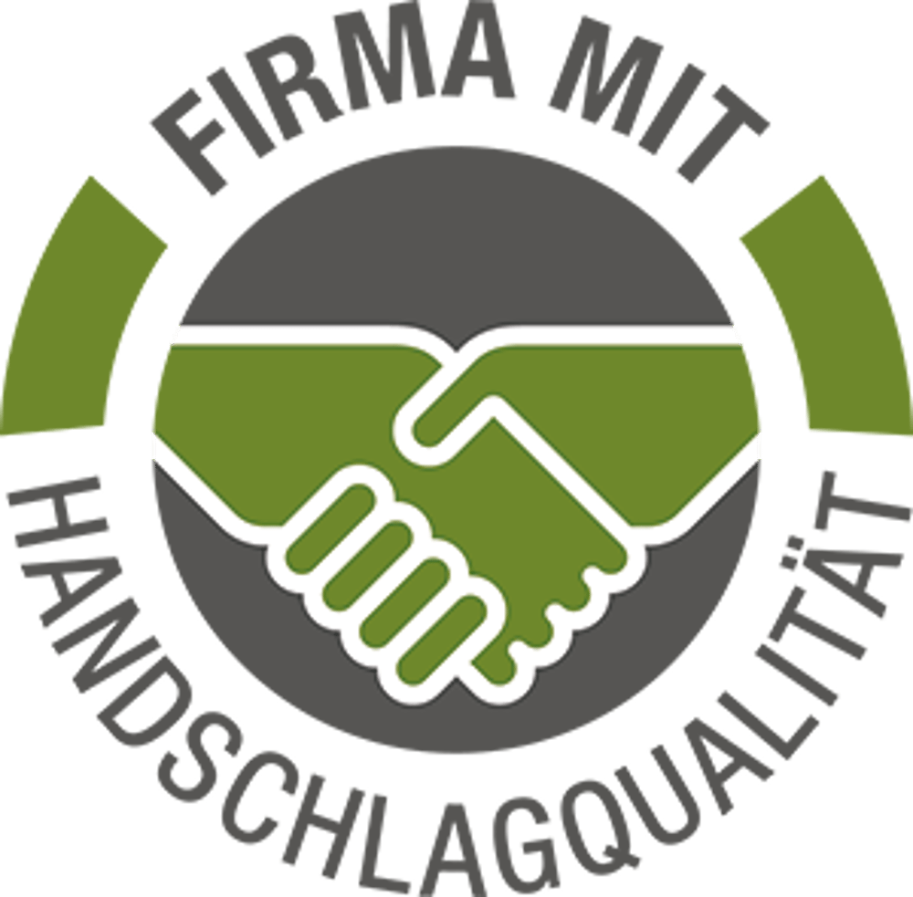Rundes Siegel mit Händedruck-Symbol und dem Text „Firma mit Handschlagqualität“ in Grün und Grau auf schwarzem Hintergrund.