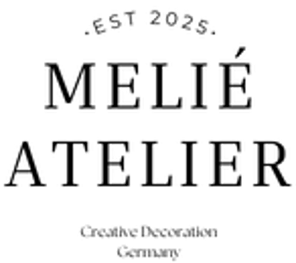Schwarzer Text auf dunkelgrünem Hintergrund: „.EST 2025. MELIÉ ATELIER“.