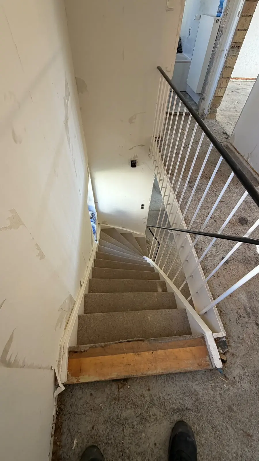 Treppenhaus und geräumter Flurbereich nach der Entkernung in Kaufbeuren