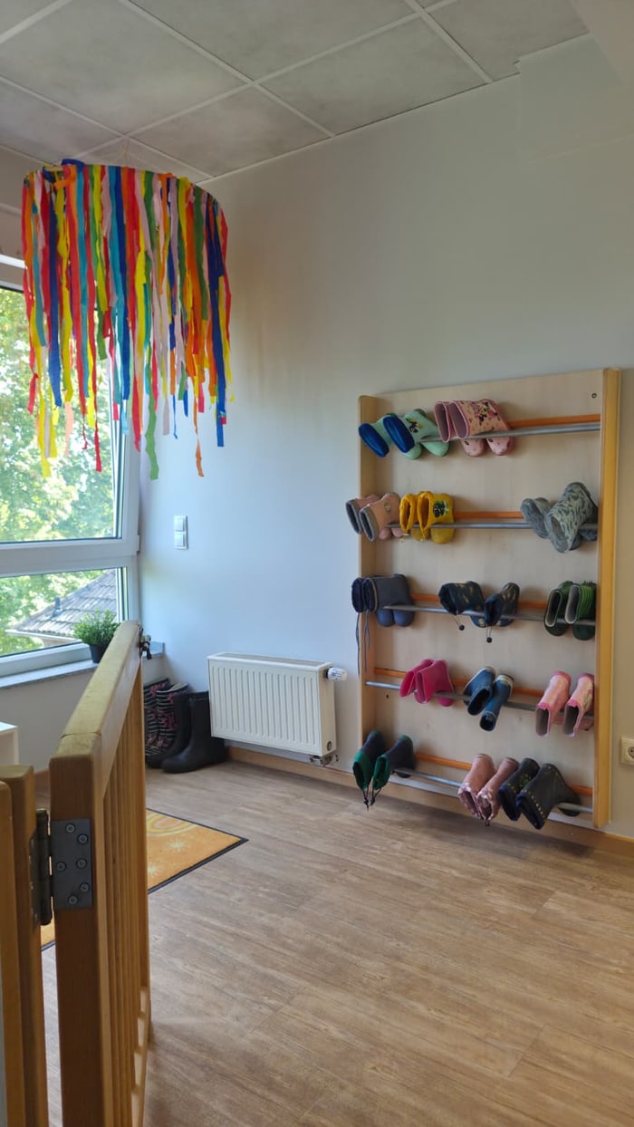 Eingangsbereich mit Schuhregal in der Kita Regnitstrolche