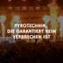 Konzertbühne mit Flammenwerfern und Text: Pyrotechnik, die garantiert kein Verbrechen ist.