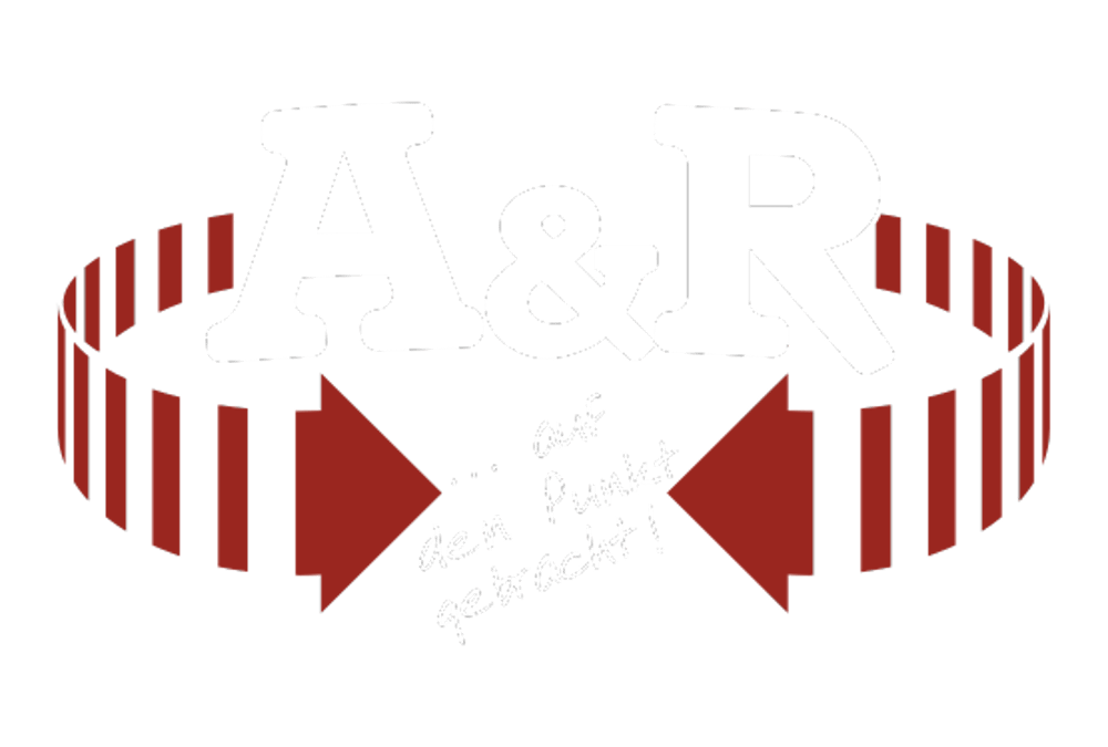Großer weißer Text "A & R" über einem roten Kreis aus Pfeilen mit "… auf den Punkt gebracht!" in der Mitte.
