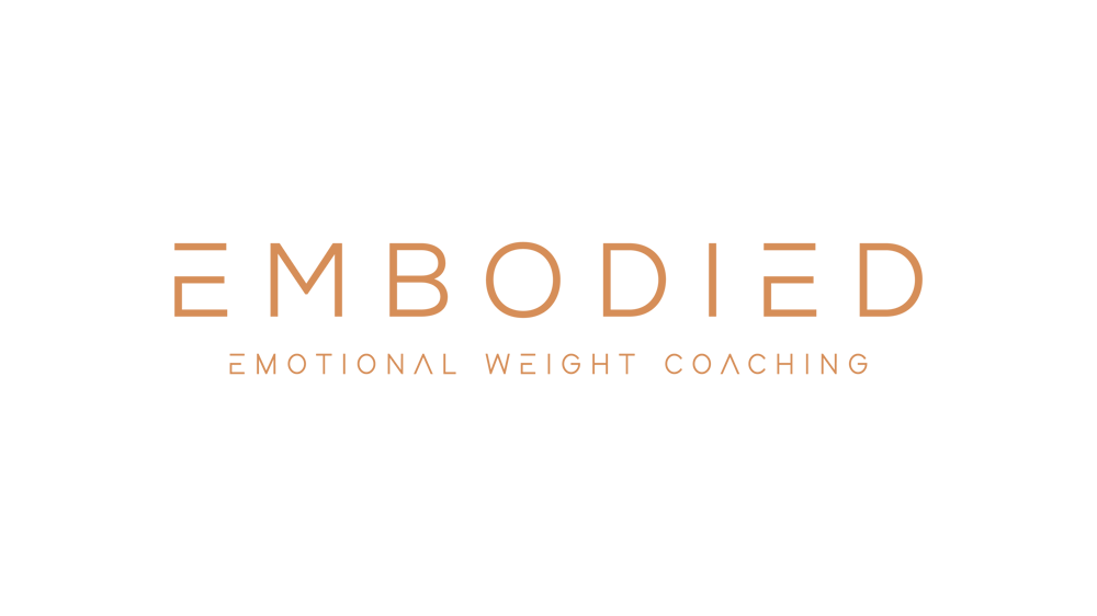 Logo „EMBODIED EMOTIONAL WEIGHT COACHING“ mit einem orangefarbenen „E“ in einem Kreis auf grünem Hintergrund.