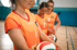 Mädchen-Fußballteam im Kreis mit zusammengelegten Händen, um einen Sieg zu feiern.