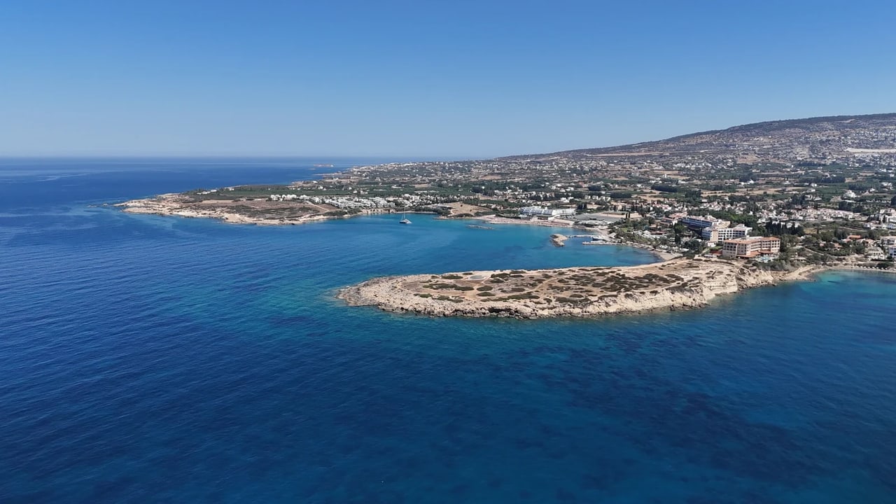 Luftaufnahme der Küste und Bebauung bei Coral Bay im Bezirk Paphos.