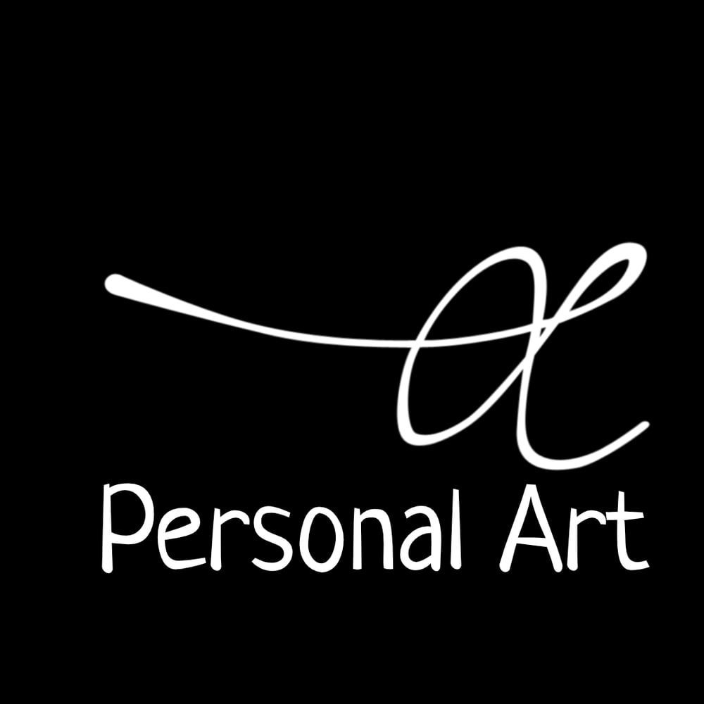 Weißes, geschwungenes Monogramm über dem Text "Personal Art" auf schwarzem Hintergrund.