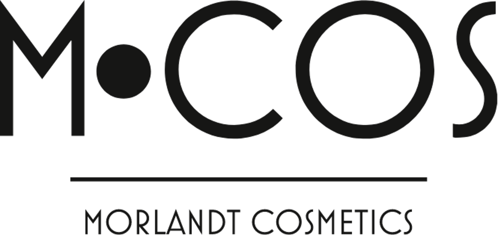 M-COS Logo von Morlandt Cosmetics in dunkler Schrift auf schwarzem Hintergrund.