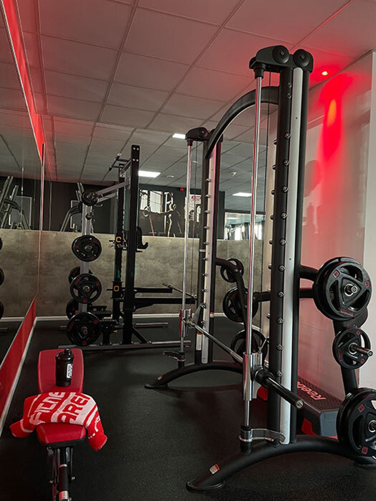 Freihantelbereich der Fitness Arena Dresden mit roter Trainingsbank