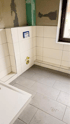 Modernes Badezimmer mit Großformatfliesen