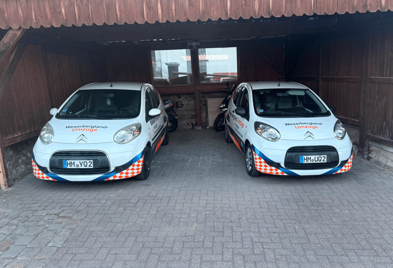 Fuhrpark mit Umzugswagen des Umzugsunternehmens Weserbergland-Umzüge in Hameln