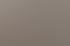 Große Hochzeitsgesellschaft in Herzform auf Kopfsteinpflaster mit Brautpaar, das sich im Vordergrund küsst.