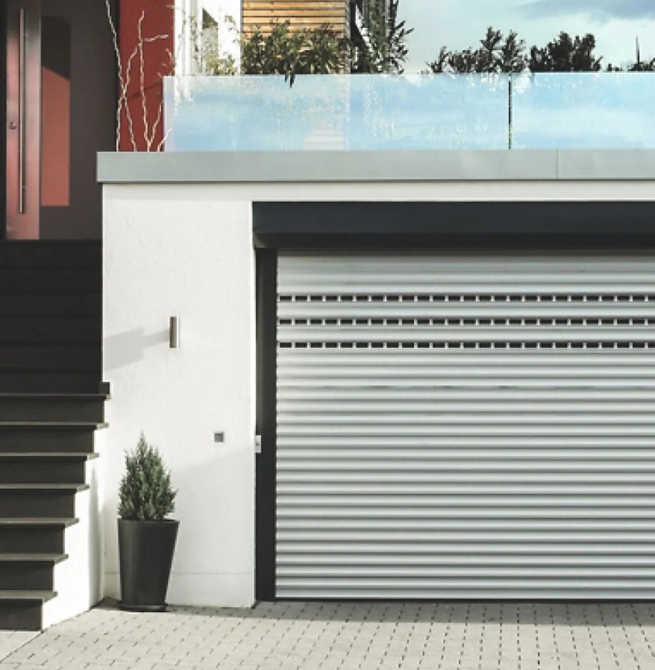Modernes Rolltor an der Garage