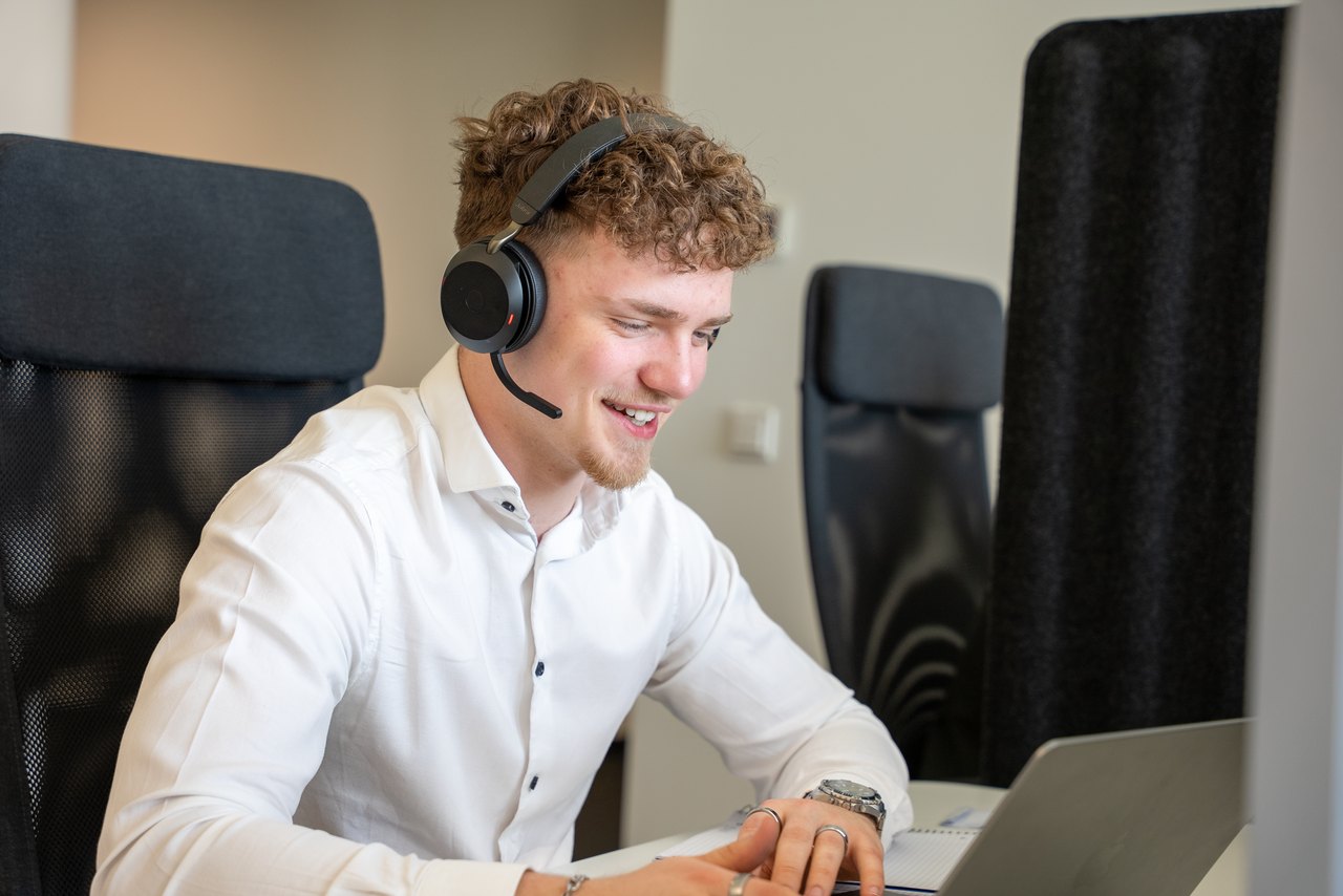 Wiese-Dental-Mitarbeiter mit Headset im Gespräch