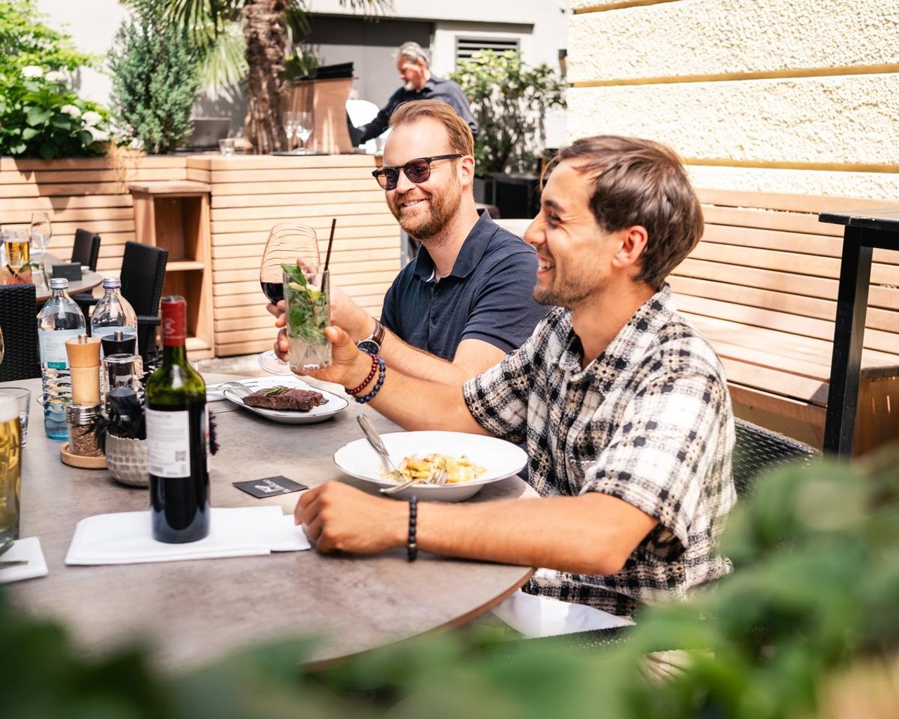 Gäste beim Essen