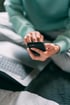 Kunde informiert sich online über Umzugsunternehmen Saarland am Smartphone