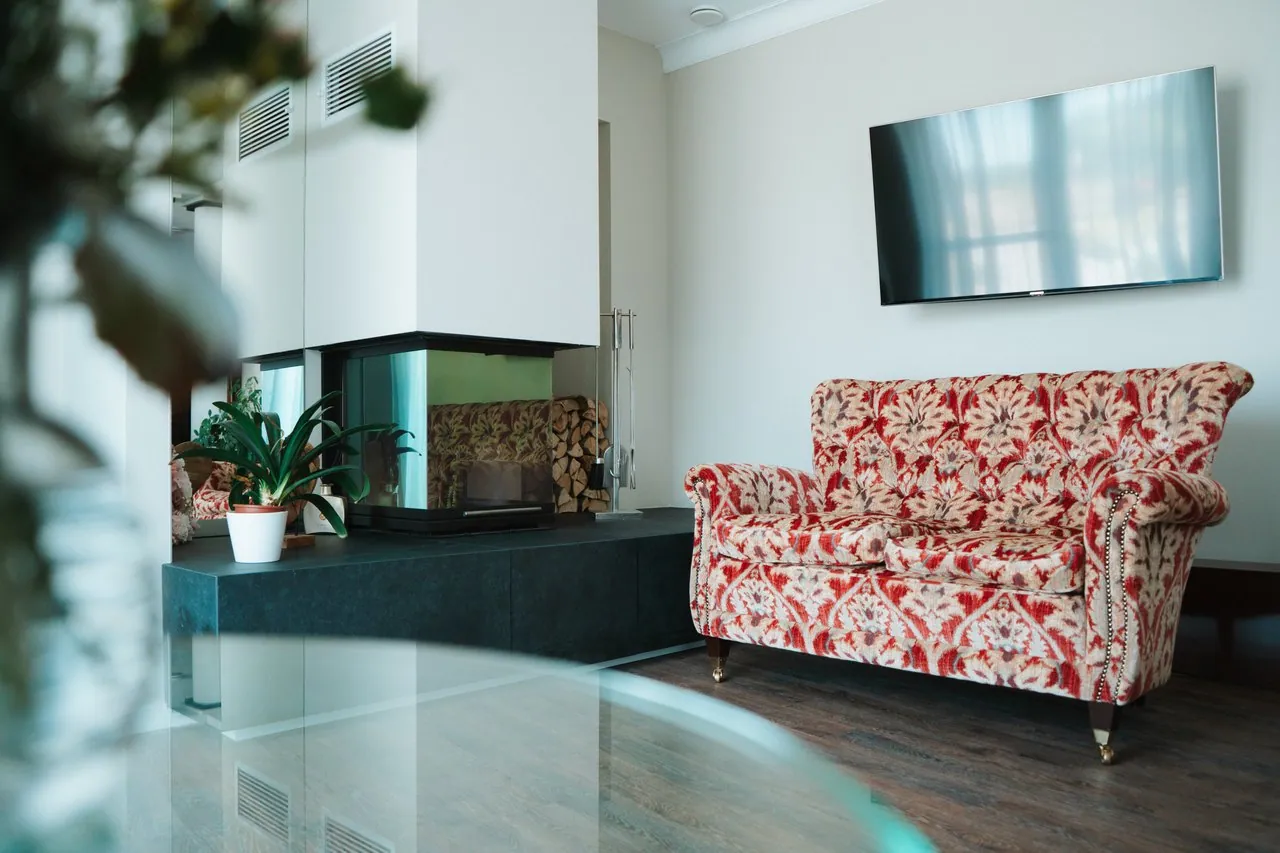 Gemütlicher Wohnbereich mit Sofa