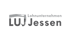 Graues Logo "Lohnunternehmen LUJ Jessen" auf dunkelgrünem Hintergrund, wobei LUJ stilisiert eine Baggerschaufel darstellt.