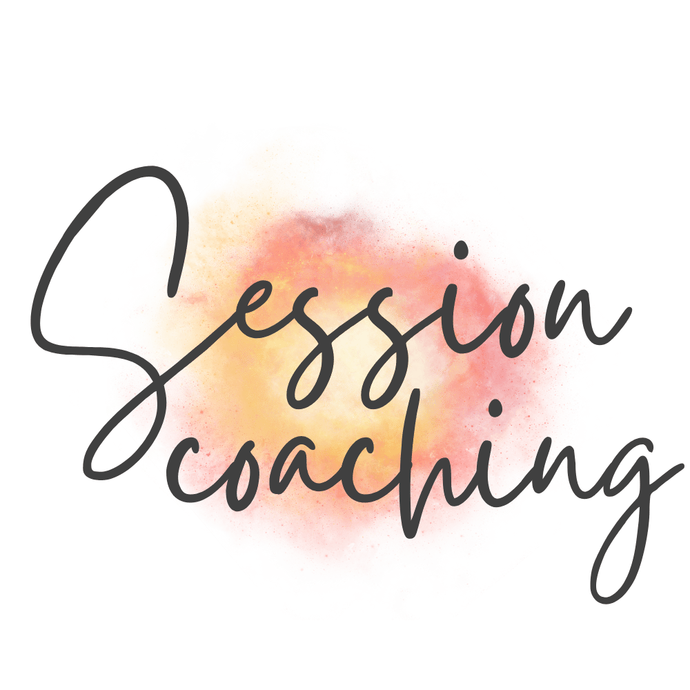Schriftzug "Session Coaching" in dunkler Schrift auf einem abstrakten, orange-roten Aquarellfleck.