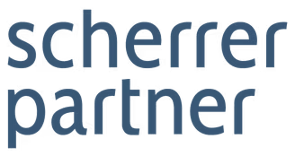 Schriftzug "scherrer partner" in dunklem Blau auf grünem Hintergrund.