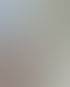 Hand mit einer dunklen Glasflasche DMSO, daneben Messbecher und Wasser