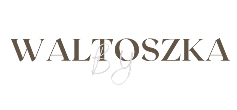 Napis "WALTOSZKA By" na ciemnozielonym tle. "WALTOSZKA" jest brązowe, "By" białe i pisane kursywą.