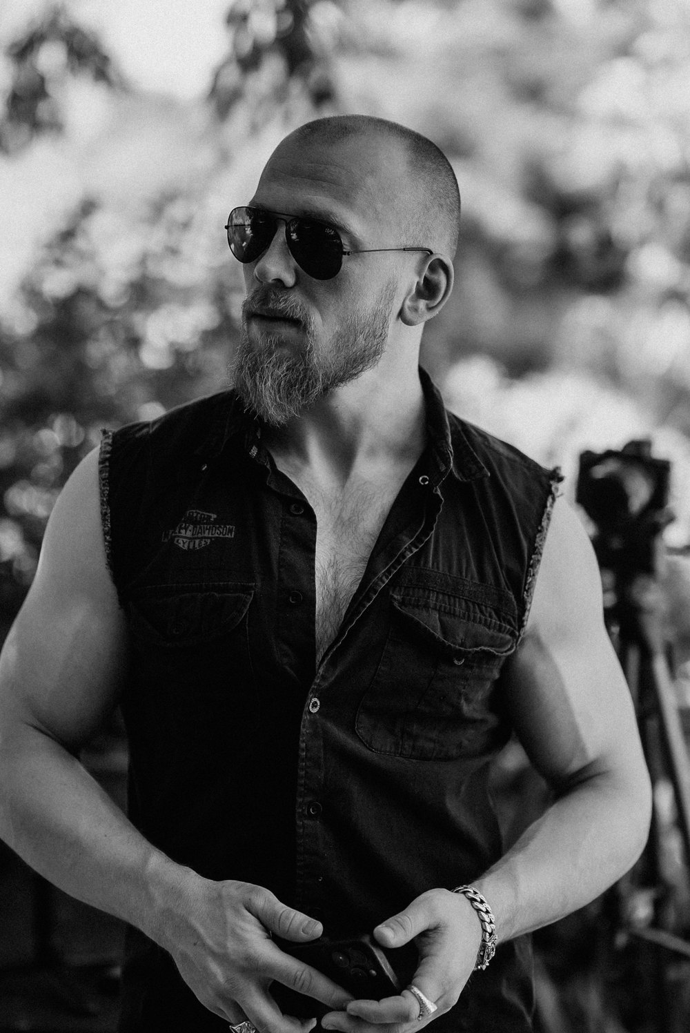 Mann mit Sonnenbrille, Schwarz-Weiß