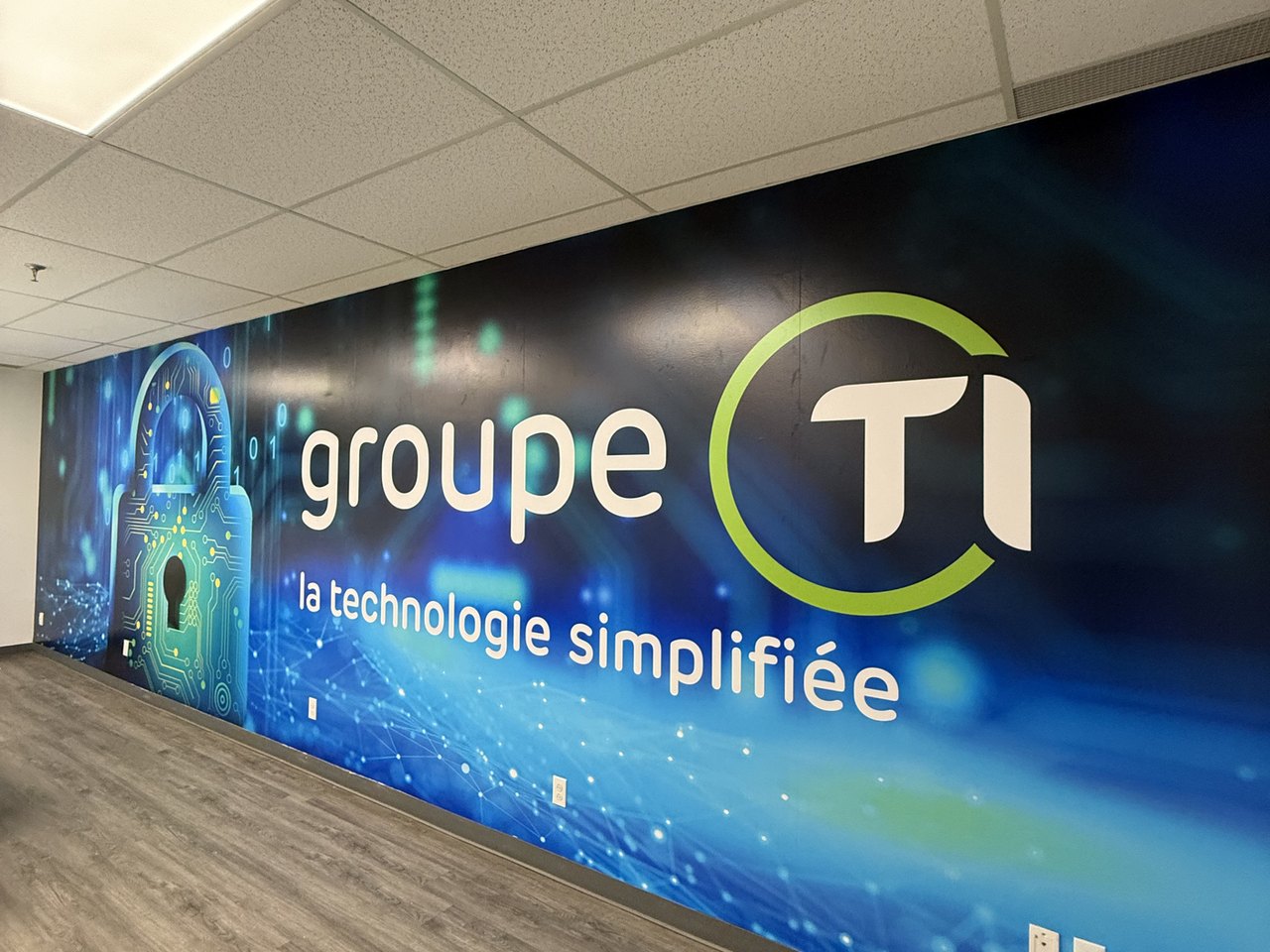 Habillage mural corporatif installé en entreprise