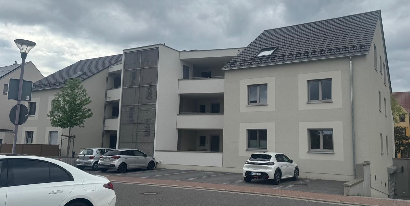 Neubau Neulußheim, Straßenansicht mit übereinanderliegenden Loggien