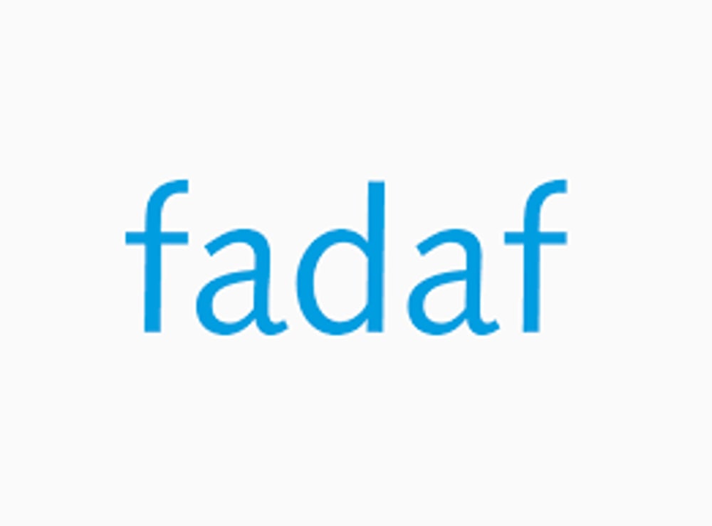 Blauer Text "fadaf" auf weißem Hintergrund.