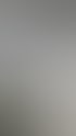 Handgezeichnetes Auto auf einem Flipchart-Papier mit kariertem Muster vor einem Monitor mit digitaler Auto-Grafik.