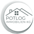 Graues Logo mit Hausdach und den Worten „POTLOG IMMOBILIEN KG“ in einem Kreis.