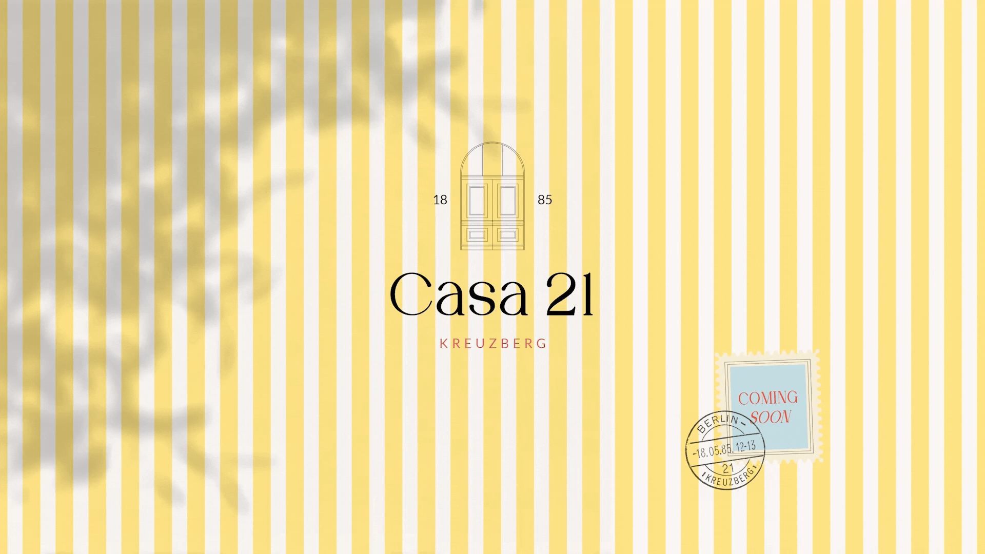 Gelb-weiß gestreifter Hintergrund mit Casa 21 Kreuzberg Logo, Tür-Icon und Coming Soon Stempel.
