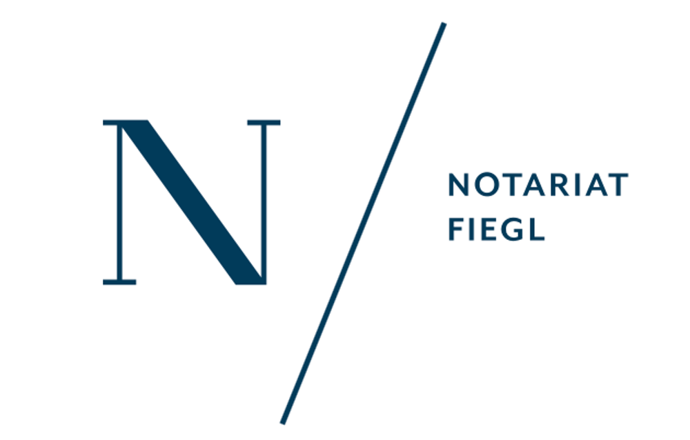 Logo vom Notariat Fiegl mit einem großen Buchstaben N und einem Schrägstrich in Dunkelblau auf weißem Hintergrund.