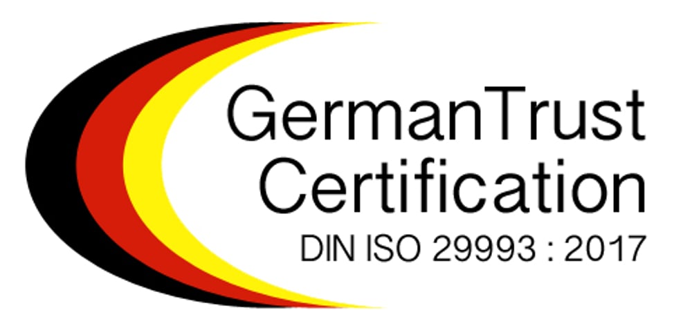 Logo mit „GermanTrust Certification“ und „DIN ISO 29993:2017“ neben einer deutschen Flaggenkurve.