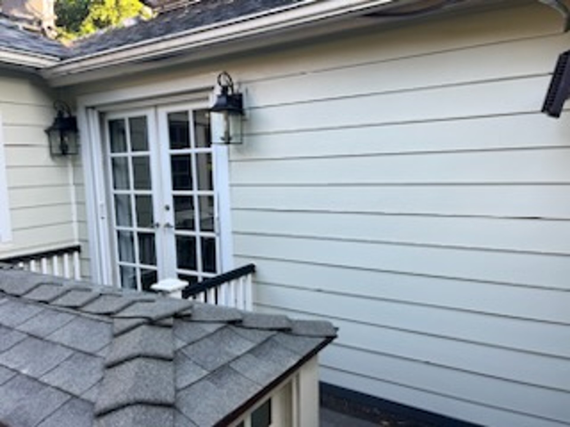 Artic white james hardie siding installed on Los Angeles home