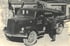 Historischer LKW zur Fäkalien-Abfuhr mit der Aufschrift „Gruben-Entleerung“ und einem davor stehenden Arbeiter.