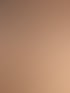 Nahaufnahme eines Auges mit langen Wimpern, die Pupille spiegelt ein Ringlicht wider, der Lidrand ist gerötet.