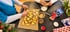 Gemeinsam werden Plätzchen mit Zuckerguss und bunten Streuseln verziert.