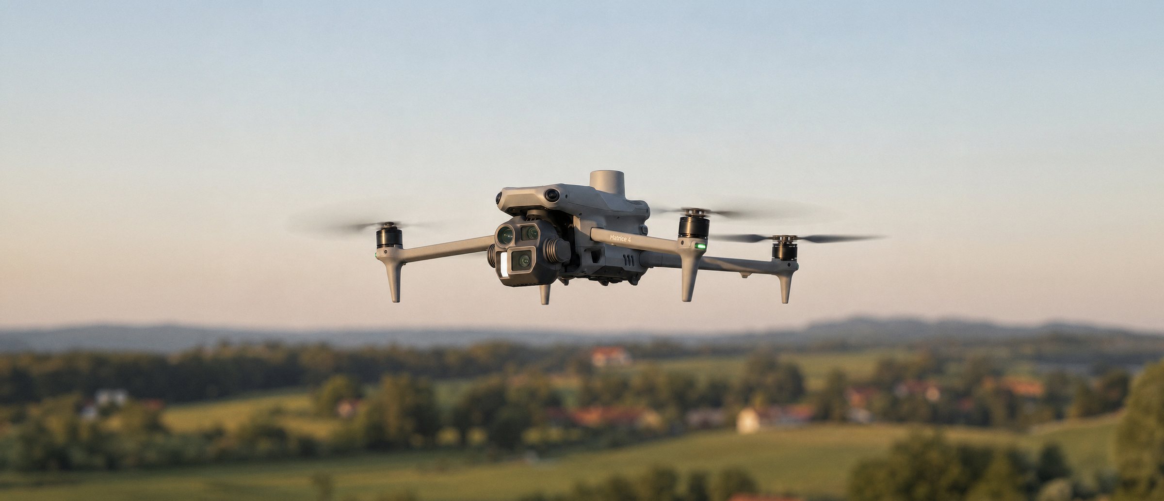 DJI Matrice 4 Enterprise im Flug über einer Landschaft in Südbaden