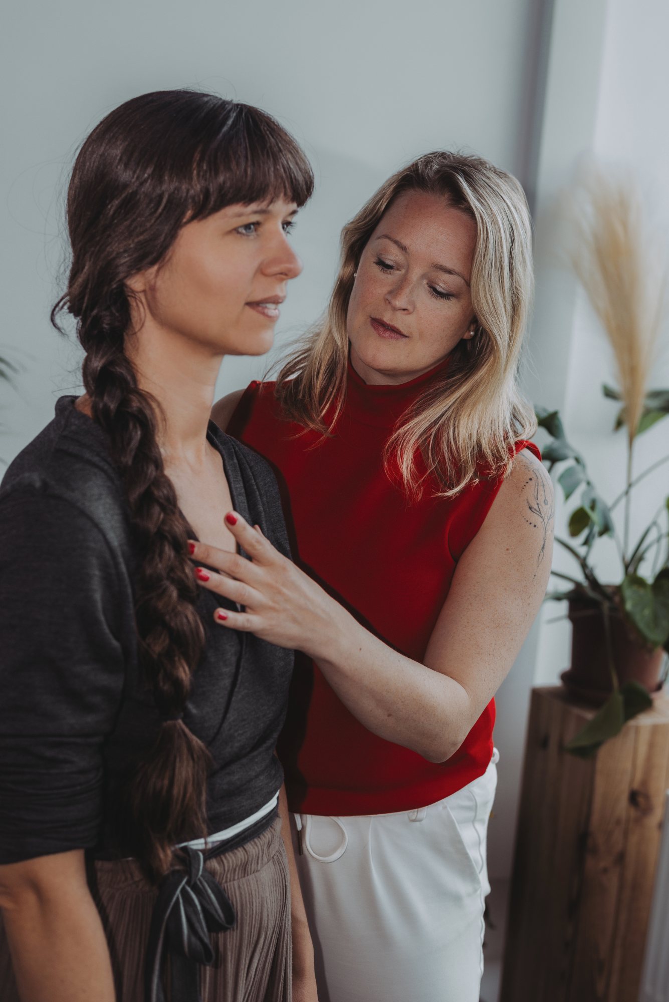 Mandy-Marie Mahrenholz arbeitet mit einer Klientin, eine Hand am Brustbein