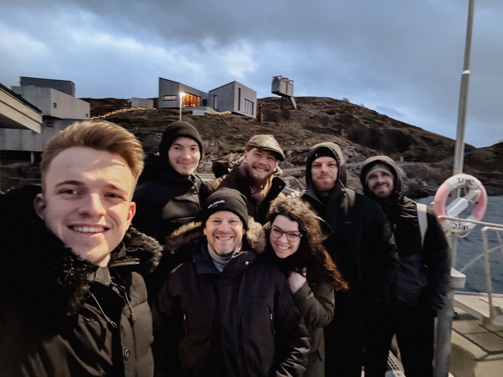 Gruppenselfie auf der Terrasse vor den Hütten