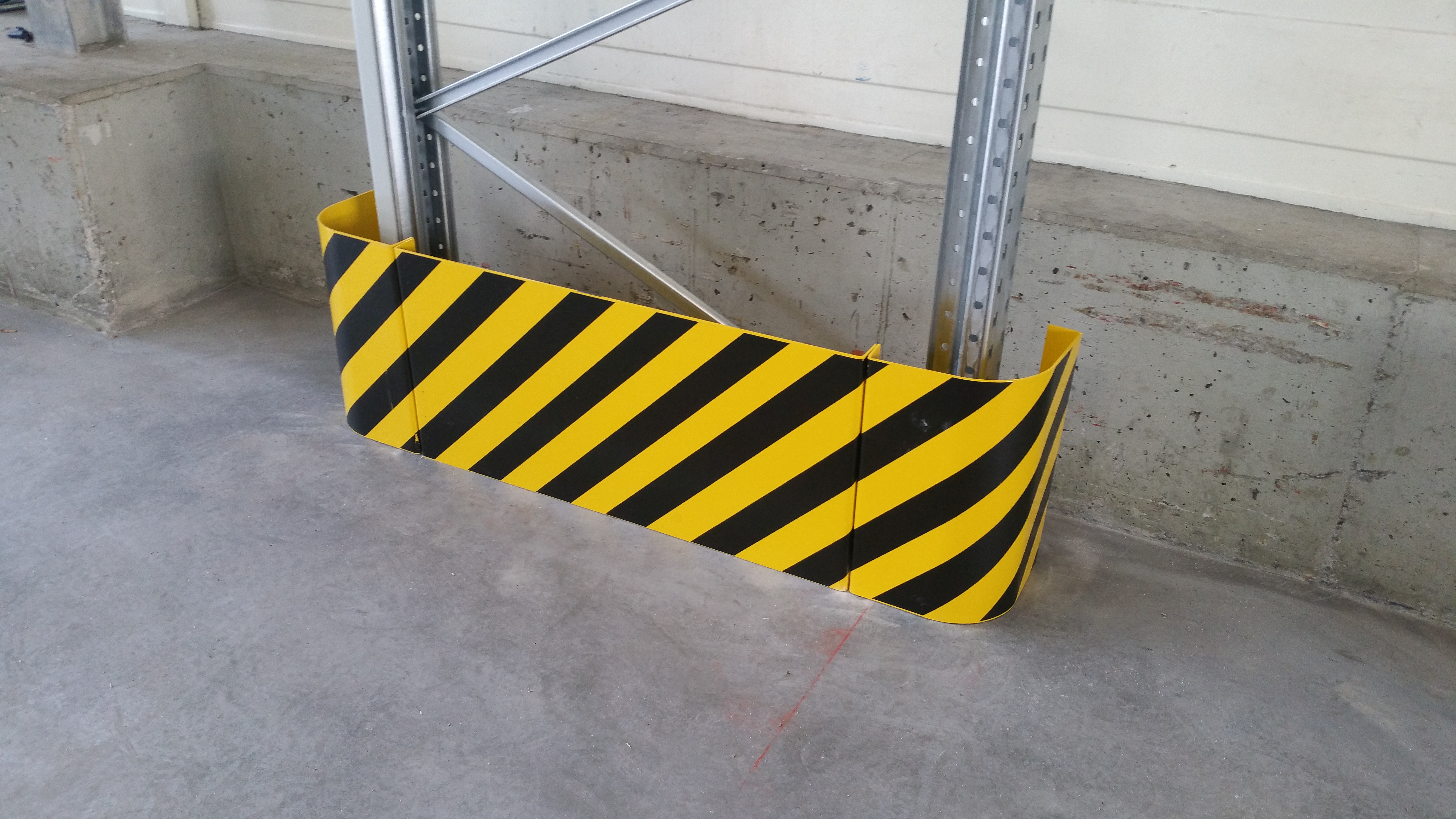 Bild 4 Regalsysteme Zubehör Rammschutzwand.jpg